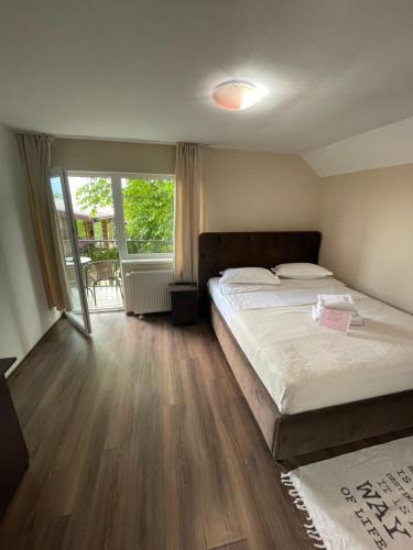 Giường trong phòng chung tại Casa Luca Ama Bran