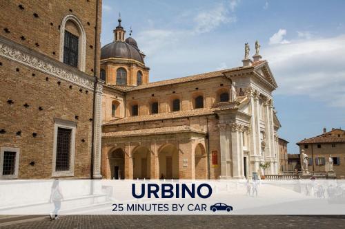 a building with the words unida minutes by car at Casetta in collina 1 in Colbordolo