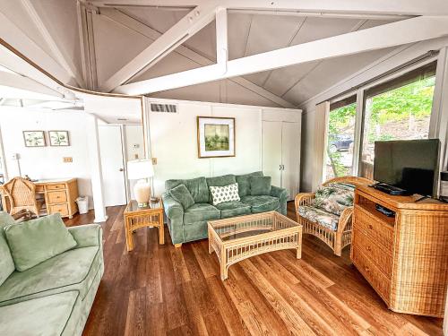 Ruang duduk di Treetop Village-2bed2bathpoolsdock6-8pp