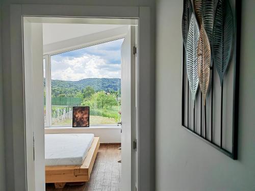 Un dormitorio con una cama y una ventana grande. en Canvas Point, en Novi Sad