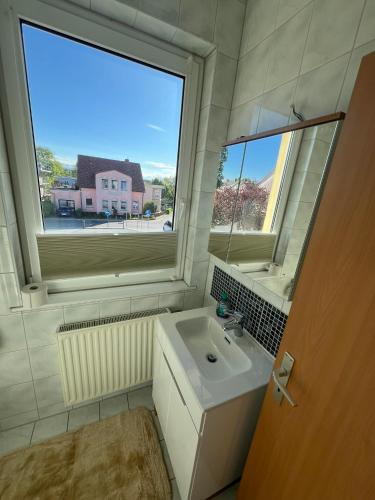 a bathroom with a sink and a window at Ferienwohnungen Hennig in Ahlbeck