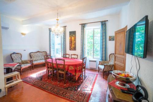 - un salon avec une table et des chaises rouges dans l'établissement Wangberg Provence, à Villecroze