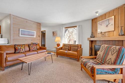 Una sala de estar con un sofá y una chimenea. en Double Eagle A12 by Ski Country Resorts, en Breckenridge