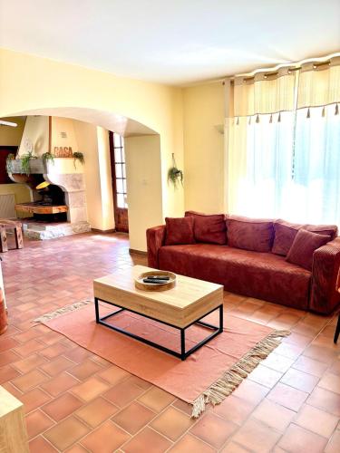 un salon avec un canapé et une table basse dans l'établissement Villa Crusoe - Ardèche, à Viviers