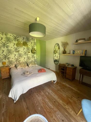 une chambre avec un lit dans une pièce dans l'établissement Le Balcon de Juliette, à Vuillafans