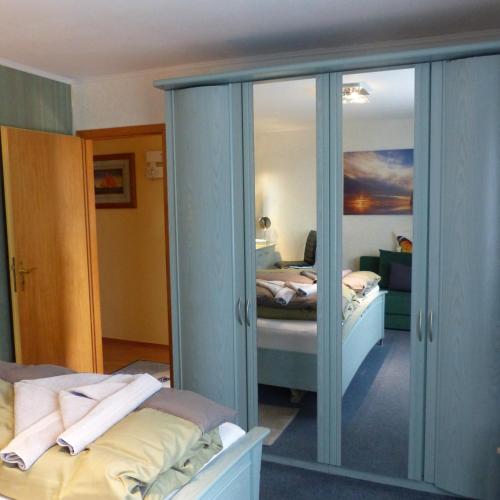 a bedroom with two beds and a mirror at Ferienwohnungen "Strand & Gut" - Dietmar Opel in Zempin