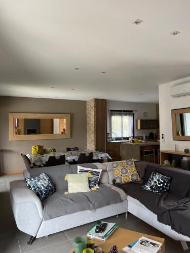 un salon avec un canapé et une table dans l'établissement Villa Porto Vecchio, à Porto-Vecchio