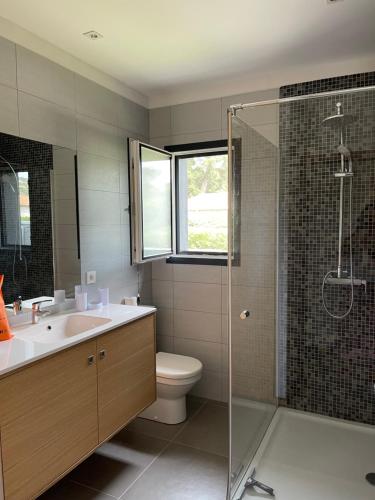 une salle de bain avec toilettes, lavabo et douche dans l'établissement Villa Porto Vecchio, à Porto-Vecchio