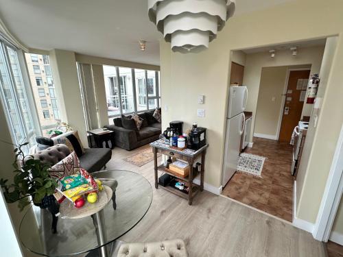 Ruang duduk di Penthouses of Beach Ave