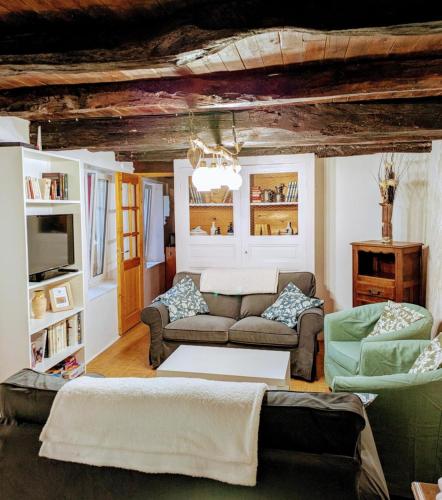 un salon avec un canapé et une table dans l'établissement Sous les Etoiles du Bugey, à Tenay