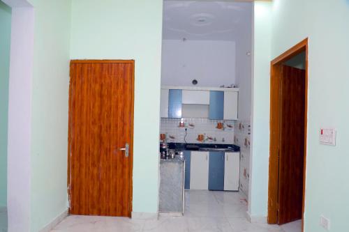 Kuchyň nebo kuchyňský kout v ubytování Entire home in Modipuram