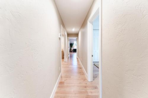 Φωτογραφία από το άλμπουμ του Luxury Villa with Pickleball Court, Heated Pool, Treehouse and Game Room σε Largo