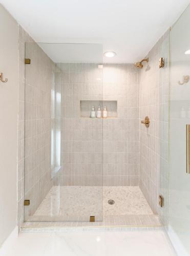 Ένα μπάνιο στο Luxury Villa with Pickleball Court, Heated Pool, Treehouse and Game Room