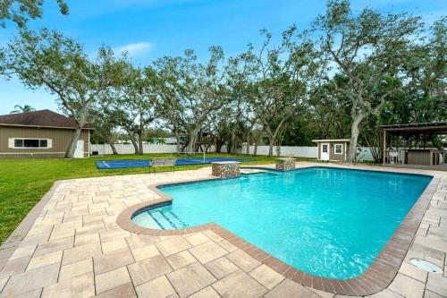 Πισίνα στο ή κοντά στο Luxury Villa with Pickleball Court, Heated Pool, Treehouse and Game Room