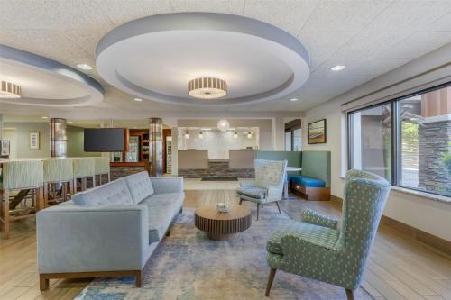 a living room with a couch and chairs at Best Western Plus Wilmington / Wrightsville Beach in Wilmington