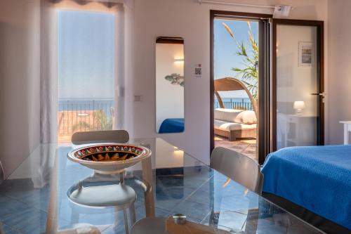 een kamer met een bed, een stoel en een spiegel bij CefalHome - TORRE in Cefalù