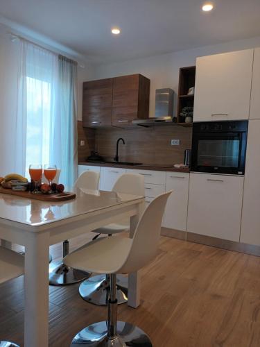 Gallery image of LUXURY L&F Apartments in Makarska