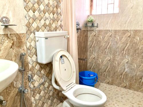 坎多林1 Bedroom apartment with Pool - Free Parking - Kitchen - Casa Stay的带马桶和水槽的浴室