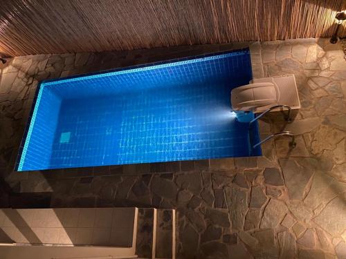 Бассейн в Villa confortable et paisible / piscine privée à 7 mn des plages de sable fin или поблизости