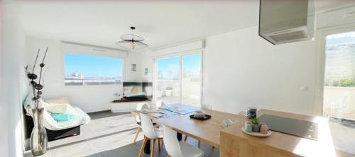 un salon avec une table et des chaises dans une pièce dans l'établissement Comme sur un bateau!, à Sète
