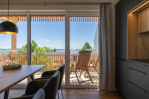 Ferienwohnung "Schlüchttalblick" mit privater Sauna, Ühlingen-Birkendorf في اولينغين-بيركيندورف: مطبخ مع طاولة وكراسي وشرفة