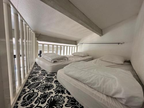 - 3 lits dans une chambre avec balcon dans l'établissement Studio mezzanine climatisé 4 pers à Le Barcarès - FR-1-799-56, au Barcarès