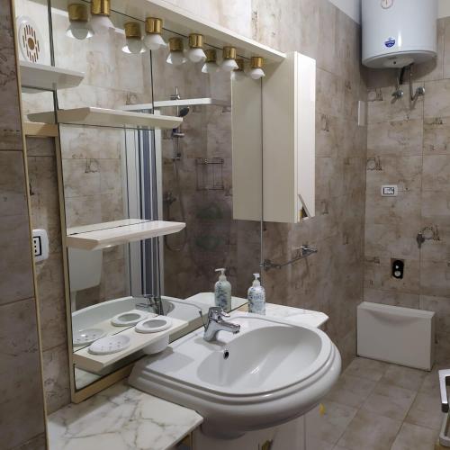 ポルト・チェザーレオにあるCasa Antonellaの洗面台、トイレ、鏡のあるバスルーム