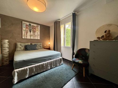 ein Schlafzimmer mit einem Bett, einer Kommode und einem Fenster in der Unterkunft Maison 4 pièces avec parking et terrasse à Saint Georges d'Oléron - FR-1-246A-355 in Saint-Georges-dʼOléron