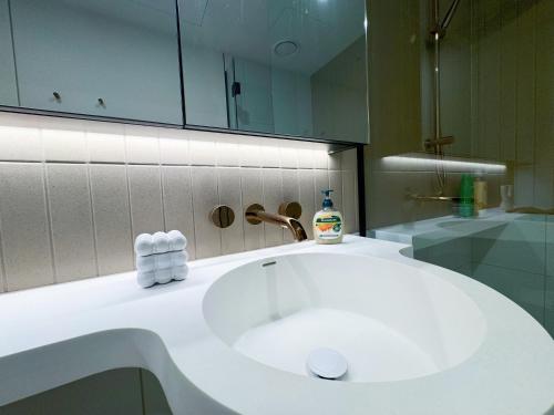 Un baño de SkyriseFancyCityview1B1B1Study at 66F