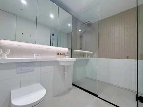 Un baño de SkyriseFancyCityview1B1B1Study at 66F