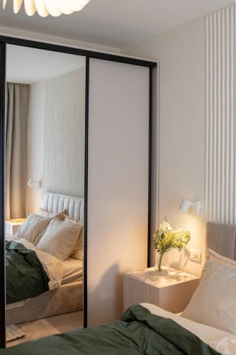 espejo en un dormitorio con 2 camas en The Lake Home B1 ap13, en Sibiu