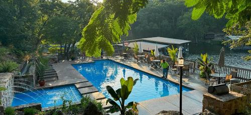 Kolam renang di atau dekat dengan Treetop Village-2bed2bathpoolsdock6-8pp