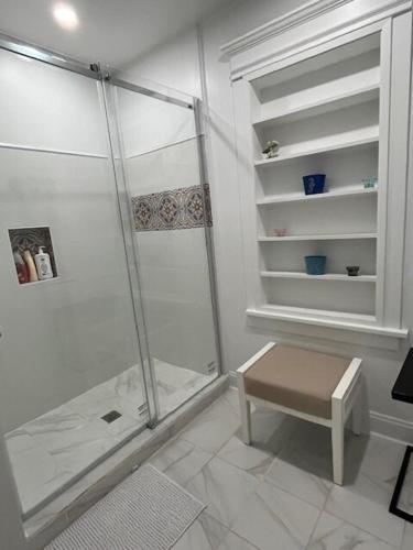 Ένα μπάνιο στο Summer Sunset Hideout 3-5 Bedrooms and 4 Baths