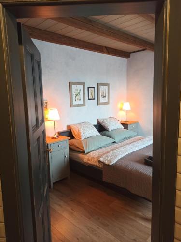 una camera da letto con un letto con due lampade sopra di Domus Nö58 a Litomyšl
