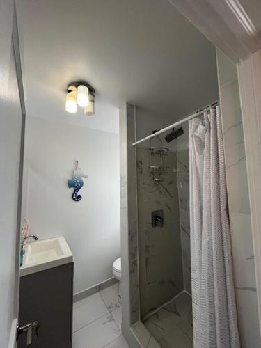 Ένα μπάνιο στο Summer Sunset Hideout 3-5 Bedrooms and 4 Baths
