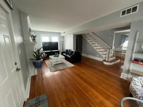 Χώρος καθιστικού στο Summer Sunset Hideout 3-5 Bedrooms and 4 Baths