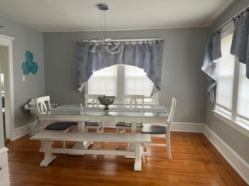 Φωτογραφία από το άλμπουμ του Summer Sunset Hideout 3-5 Bedrooms and 4 Baths σε Pleasantville