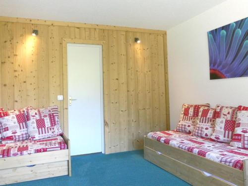 - 2 lits dans une chambre dotée de lambris dans l'établissement Charmant studio lumineux avec balcon sud, skis aux pieds, proche commerces, pour 4 personnes - FR-1-182-11, à Méribel