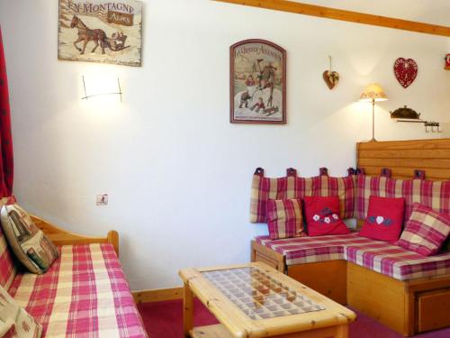 - un salon avec un canapé et un échiquier dans l'établissement Studio Cabine Cosy Plein Sud - Résidence Le Plein Soleil, Bord des Pistes, Proche Commerces - FR-1-182-16, à Méribel