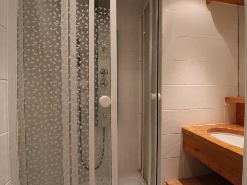 une douche avec une porte vitrée dans une salle de bain dans l'établissement Studio Cabine Cosy Plein Sud - Résidence Le Plein Soleil, Bord des Pistes, Proche Commerces - FR-1-182-16, à Méribel