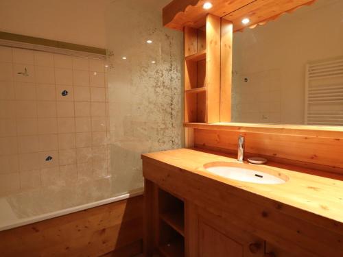 une salle de bain avec un lavabo, un miroir et une douche dans l'établissement Appartement 2 Pièces + Coin Montagne, Idéal Familles, au Pied des Pistes, Les Allues - FR-1-182-2, à Méribel