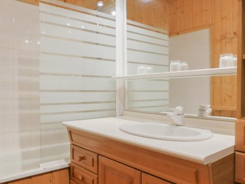 une salle de bain avec un lavabo et un miroir dans l'établissement Appartement 5 pers, balcon sud, TV, Wi-Fi, kitchenette équipée - FR-1-182-19, à Méribel
