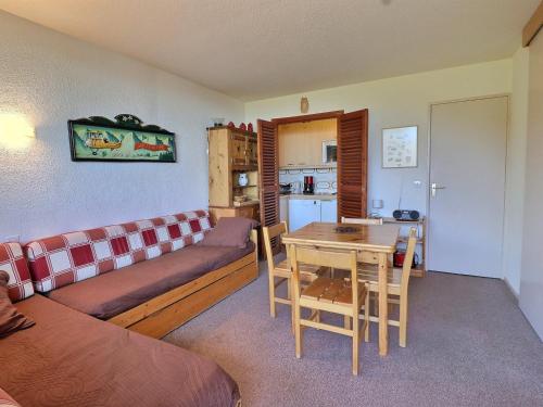 un salon avec un canapé et une table dans l'établissement Confortable 2 Pièces - Ski aux Pieds - Proche Commerces - Balcon - WIFI Gratuit - FR-1-182-14, à Méribel