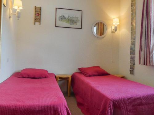 deux lits dans une chambre avec des draps roses dans l'établissement Confortable 2 Pièces - Ski aux Pieds - Proche Commerces - Balcon - WIFI Gratuit - FR-1-182-14, à Méribel