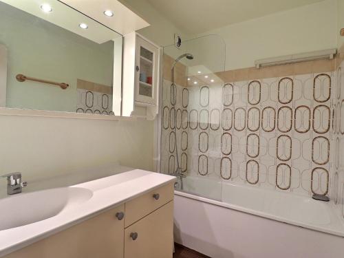 une salle de bain avec un lavabo, une baignoire et un miroir dans l'établissement Confortable 2 Pièces - Ski aux Pieds - Proche Commerces - Balcon - WIFI Gratuit - FR-1-182-14, à Méribel