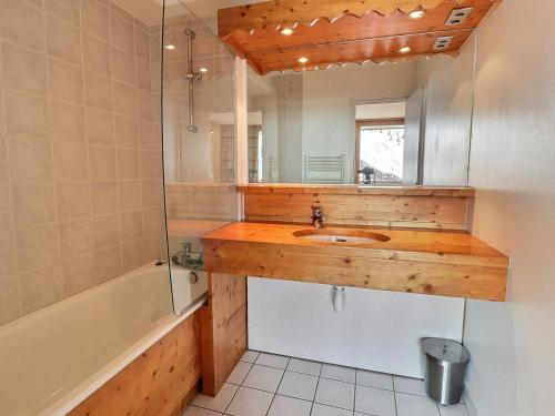 une salle de bain avec un lavabo et un miroir dans l'établissement Charmant studio lumineux skis aux pieds avec balcon et Wi-Fi - FR-1-182-8, à Méribel