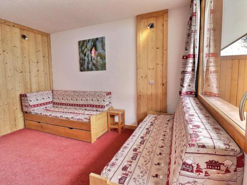 une chambre avec deux lits dans une pièce dans l'établissement Charmant studio lumineux skis aux pieds avec balcon et Wi-Fi - FR-1-182-8, à Méribel