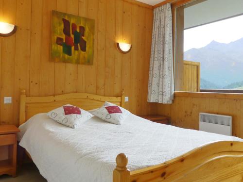 une chambre avec un lit et une grande fenêtre dans l'établissement Méribel 2 Pièces, 5 Pers, Balcon Sud, Skis aux Pieds, TV, Wi-Fi, Non-Fumeur - FR-1-182-33, à Méribel