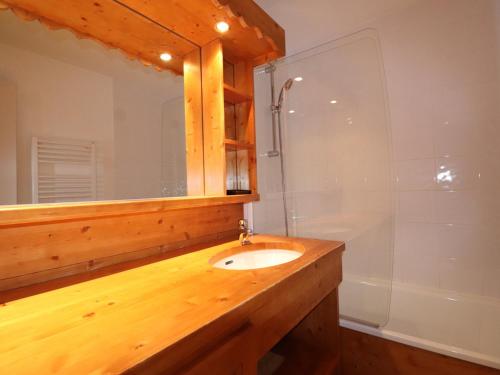 une salle de bain avec un lavabo, une douche et un miroir dans l'établissement Méribel 2 Pièces, 5 Pers, Balcon Sud, Skis aux Pieds, TV, Wi-Fi, Non-Fumeur - FR-1-182-33, à Méribel