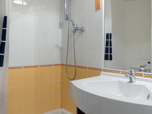 une salle de bain avec un lavabo et une douche dans l'établissement Duplex Châtelet avec Balcon, Proche Pistes et Commerces – Idéal Famille - FR-1-182-107, à Méribel